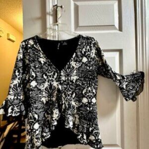 Petite Medium Black & White Top with a liner top sewn in